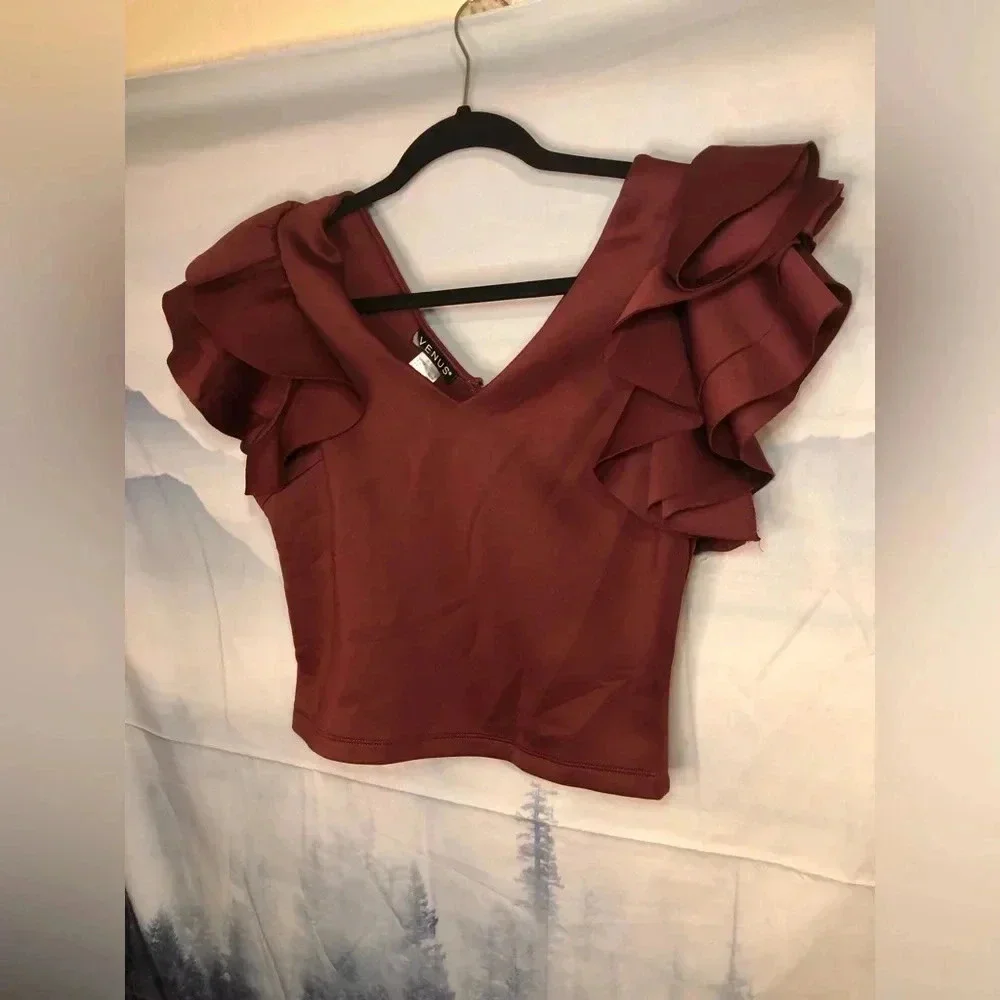 💥🌹Burgundy Flutter/Ruffle crop top size Small and Medium￼🌹💥
